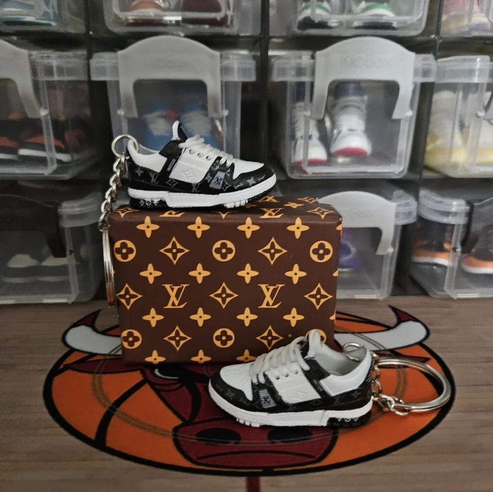 Fashion pair of mini sneakers keychain.(Black/ White). - Picture 1 of 8